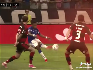 Jovem de 20 anos acerta bola no Buraco e faz as atleticanas chorarem