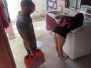Dona de casa casada paga t&eacute_cnico de m&aacute_quina de lavar com a bunda enquanto marido esta fora