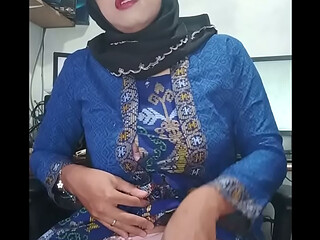 Hijab Tgirl Masturbating To Orgasm