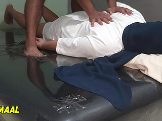 Aku memijat istri teman muslimku yang mengunjungiku di rumah. Wanita Muslim sangat hot