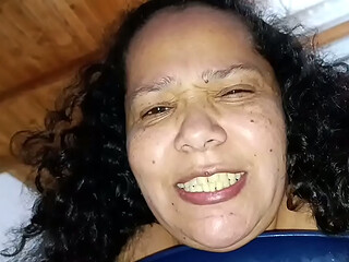 MILF. estoy muy cachonda que me masturbo mi co&ntilde_o jugoso con mi dildo bien grande hasta llega a un rico orgasmo