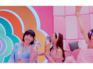 Chicas chupan helado