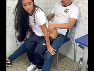 Novinha gostosa 18 anos teen school sentando no pau do amigo na sala de aula do colegio