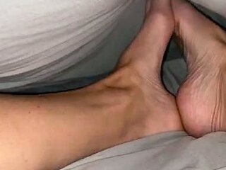 Lezlyan aka la_little_dancer_feet OnlyFans - Come crawl