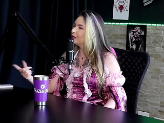 A primeira vez que deu o cu foi de frente e gosta de sua gozada, &eacute_ viciada em menage, e bateu siririca no Uber - Raphaela Savanah (SHEER/RED) Halloween
