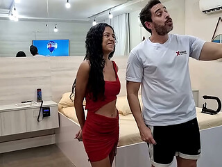 Bastidores da grava&ccedil_&atilde_o com a novinha Talitinha fodendo com Jr Doidera e ganhando muito leite na boca