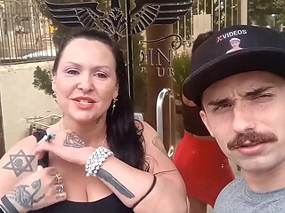 Saymon com tes&atilde_o no pau e DinniGata visitando a L&ecirc_ Jardin em porto alegre
