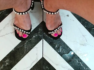 She got up doggystyle and pissed her hairy cunt sweetly