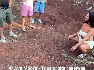 Belle Amatrice Fran&ccedil_aise se fait baiser par un groupe d'_inconnus dans les bois