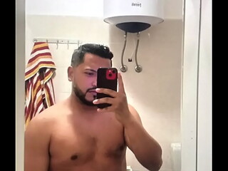 Il signor Walter Basilio, un grande attore porno, decide di posare questi nudi
