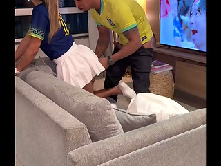 Quero a rola desse macho, seu corno manso - Personal pauzudo foi assistir o brasil na casa da gataaasp e fudeu a casada safada na frente do marido corno mano.