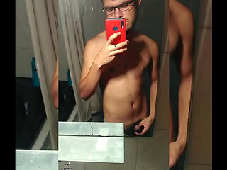 ME METO AL BA&Ntilde_O DE MIS VECINOS Y ME LA CHAQUETEO EN SU LAVABO