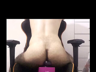 Sexo anal en una silla