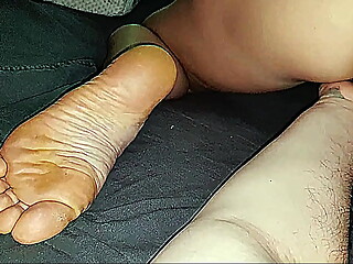 40-year-old stepmom and her wrinkled soles feet