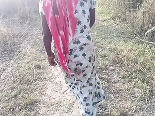 Khet mein lekar apna wife ko din mein open sex video