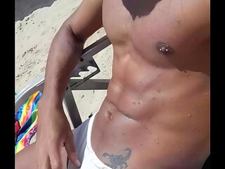 Pegando aquele sol para marcar o bronze