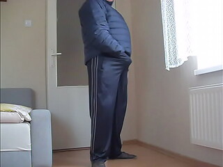 Masturbacja w dresach i kurtce