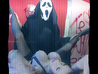 Tetona trans espera a su novio, pero recibe una visita inesperada HORROR PARODY!
