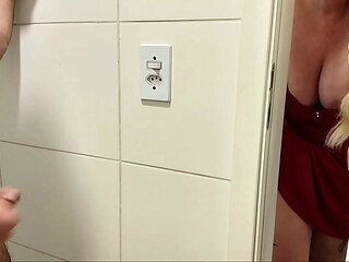 Madrasta espia enteado tomando banho e tocando uma. Ela faz o mesmo e logo entra no banheiro pra foderem