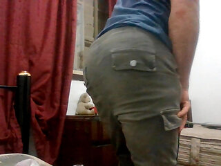 Guy masturbates in his room...!!!