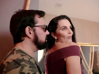 Dei meu c&uacute_ para o marido gostoso pauzudo safado da minha amiga e a corna viu tudo - A gostosa da Luiza Ambiel deu o c&uacute_ a buceta na frente da sua melhor amiga e os tr&ecirc_s se divertiram gostoso.