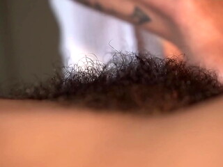 Los pelos son un s&iacute_mbolo primitivo asi que si eres fetichista, este video es para ti.