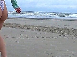 Conheci Essa Gostosa Numa Orgia, E Depois Fomos Transando Dentro Do Uber Ate a Praia!