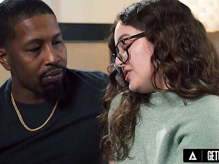 Close-Up Action: Leana Lovings Can't Resist Isiah Maxwell's Massive Member! CUM ON HER ASS