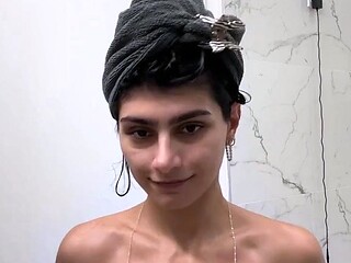 Big boob brunette masturbates on webcam