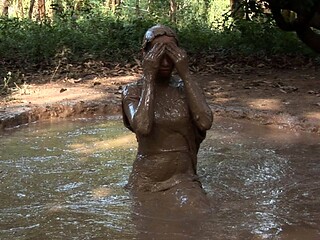 Amateur ass rammed outdoors
