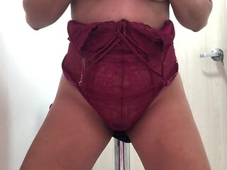 Coo cachondo se frota en la silla hasta el orgasmo - Brunette