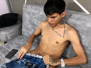 Teen with a big butt Tuflacasex enjoys some solo playtime