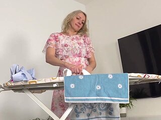 Masturbating mature lady is going to play with her vag