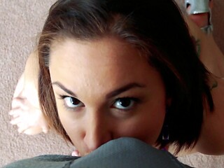 Amateur Gabby in skimpy bikini kneels on the couch