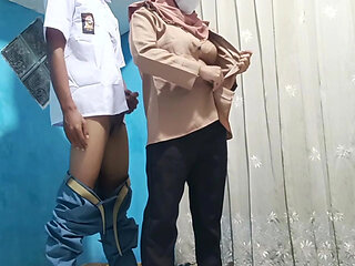 The teacher invites the students to come home from school