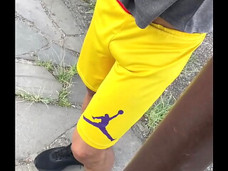 OFERECI UMA GRANA PRO VIZINHO CASADO ME FUDER. PAU TAVA MARCANDO NO SHORT.