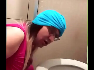 Branquelo in&uacute_til limpando o vaso