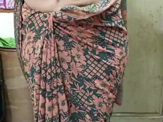 Tamil aunty showing and fingering