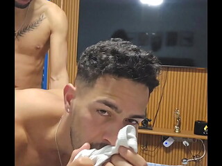 DANDO O CU E CHEIRANDO A CUECA