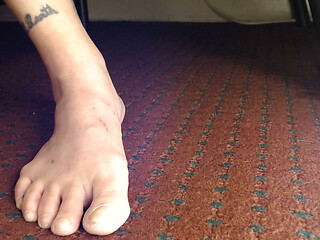Hot Pink Toenail Polishing Toe Oil