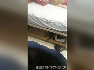 HOT BRUNETTE GIVES BLOWJOB