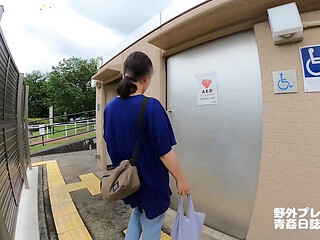 Exposed GF gives a blowjob in the park after walking and changing clothes