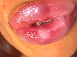 A Loooot of Lipgloss When I Kiss