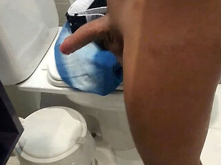 No condoms 18yo boy let scapes inside for a constantly flash into my wifes pussy