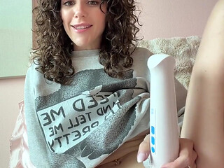 Traveling girlfriend puts on a filthy solo show over facetime