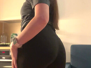 Showing off Your Sexy Ass in Leggings