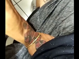 Novinho gemia com a agulha da tatuagem e j&aacute_ acariciava o meu volume no short de futebol