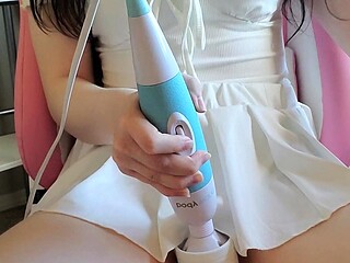 Natural brunette solo toying