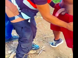 Suruba no mato com o oper&aacute_rio