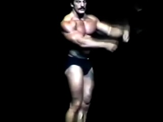 Mike Mentzer amassando peso gym